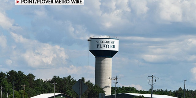 Un nouveau travail de peinture sur un château d'eau à Plover, Wisconsin, l'a épelé "Plvor."