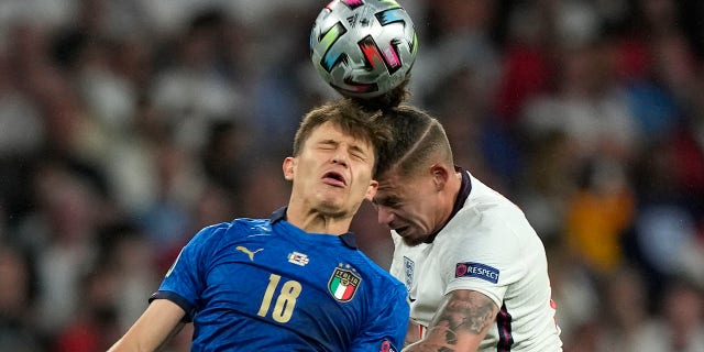 Anglický Calvin Phillips, pravý, a italský Nicolo Parilla vyzývají míč během finále evropského fotbalového mistrovství 2020 mezi Anglií a Itálií na stadionu ve Wembley v Londýně, neděle 11. července 2021 (AP Photo / Frank Augstein, Pool)