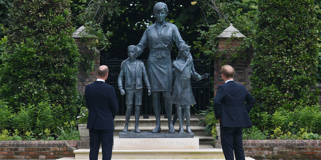 Britain's Prince William, 케임브리지 공작 (엘) and Britain's Prince Harry, Duke of Sussex unveil a statue of their mother, Princess Diana at The Sunken Garden in Kensington Palace, London on July 1, 2021, which would have been her 60th birthday.