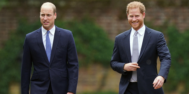 El príncipe William y el príncipe Harry en la inauguración de la estatua de la princesa Diana el verano pasado.