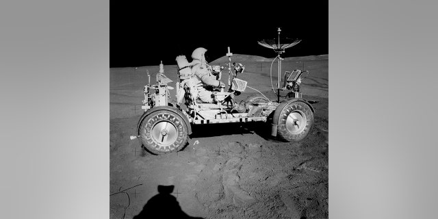 Commandant Dave Scott op de Lunar Rovers (LRV)