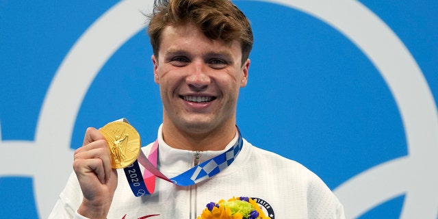 Robert Finke of the United States poses with his gold medal for the men's 800-meter freestyle final at the 2020 Summer Olympics on Thursday, July 29, 2021, in Tokyo.  (Associated press)