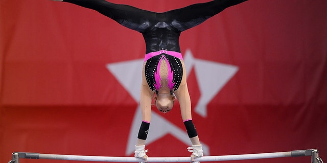 L'Allemande Sarah Voss concourt aux barres asymétriques lors de la finale du concours général féminin des finales de gymnastique artistique 2021 le 3 juin 2021 à Dortmund, en Allemagne.  (Matthias Hangst/Getty Images)