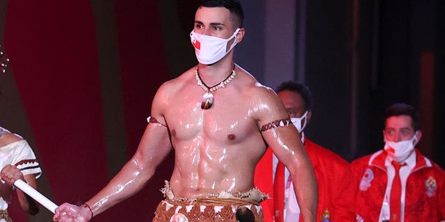 Flag bearers Malia Paseka and Pita Taufatofua of Team Tonga lead their team out during the Opening Ceremony of the Tokyo 2020 Olympic Games at Olympic Stadium on July 23, 2021 東京で, 日本.