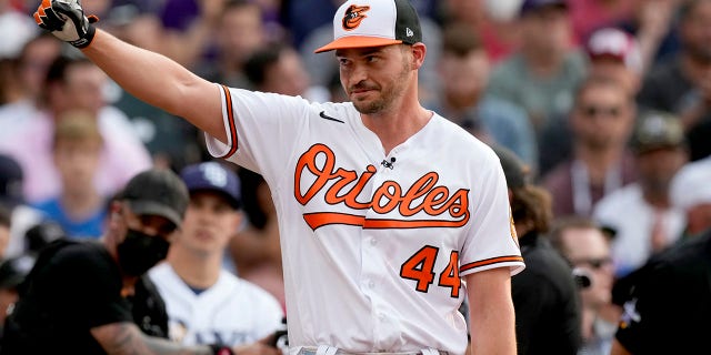 American League's Trey Mancini, of the Baltimore Orioles, acknowledges the crowd after the first round of the MLB All Star baseball Home Run Derby, Monday, July 12, 2021, in Denver. (AP Photo/David Zalubowski)