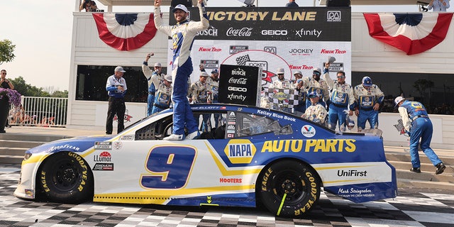 チェイスエリオット (9) celebrates his victory in a NASCAR Cup Series auto race Sunday, 7月 4, 2021, at Road America in Elkhart Lake, Wis. (AP Photo/Jeffrey Phelps)