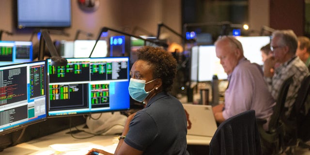 Nassinga Tull, oficial de respuesta a anomalías de Hubble Systems en el Goddard Space Flight Center de la NASA en Maryland, el 15 de julio, trabaja en la sala de control para restaurar el Hubble a su funcionamiento científico completo.