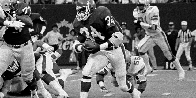 Running Back Herschel Walker #34 of the New Jersey Generals runs the ball in the game between the Memphis Showboats vs The New Jersey Generals of the United States Football League (USFL) at Giants Stadium on June 1, 1985. (Photo by Al Pereira/Getty Images/Michael Ochs Archives)