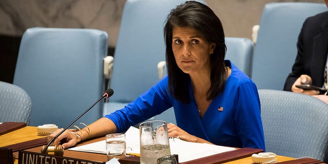 NUEVA YORK, NY - 5 DE ABRIL: La embajadora de Estados Unidos ante las Naciones Unidas, Nikki Haley, preside una reunión del Consejo de Seguridad de las Naciones Unidas en la sede de la ONU, el 5 de abril de 2017 en la ciudad de Nueva York.  (Foto de Drew Angerer/Getty Images)