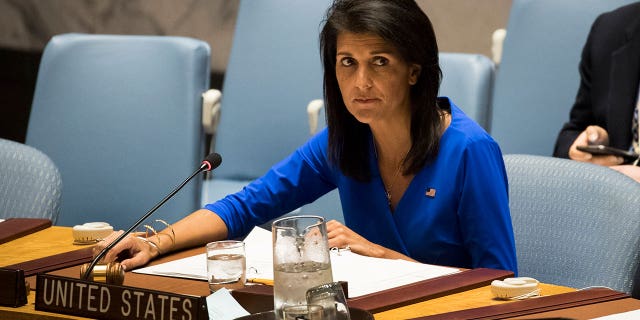 NUEVA YORK, NY - 5 DE ABRIL: La embajadora de Estados Unidos ante las Naciones Unidas, Nikki Haley, preside una reunión del Consejo de Seguridad de las Naciones Unidas en la sede de la ONU, el 5 de abril de 2017 en la ciudad de Nueva York.  (Foto de Drew Angerer/Getty Images)