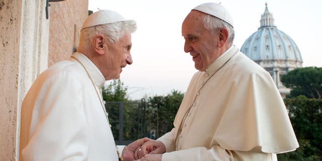 23 DÉCEMBRE : Le pape François rencontre l'ancien pape Benoît XVI pour échanger ses vœux de Noël au couvent de l'Église mère, la nouvelle résidence de Benoît XVI, le 23 décembre 2013, dans la Cité du Vatican. 