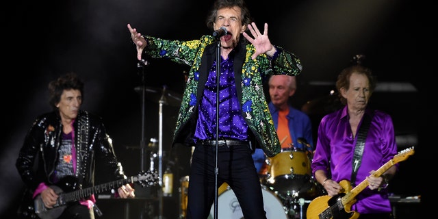 Mick Jagger se apresenta com, da esquerda, Ron Wood, Charlie Watts e Keith Richards durante seu show no Rose Bowl em Pasadena, Califórnia, em 22 de agosto de 2019. (Chris Pizzello/Invision/AP, Arquivo)