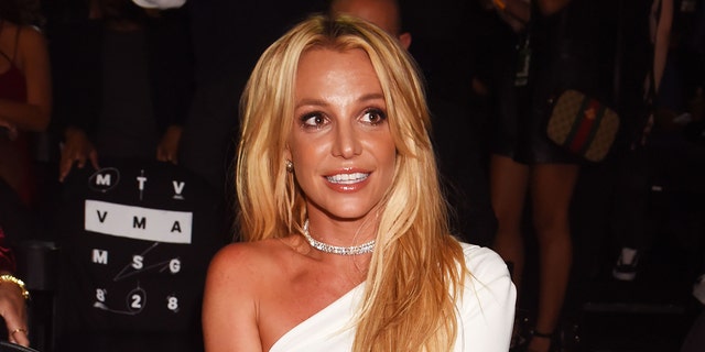 Britney Spears recentemente ficou noiva de Sam Asgari.