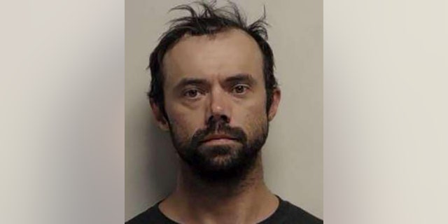 Everett, a convicted felon, 有 "violent tendencies" and was a known drug abuser, 当局说.