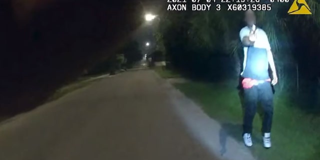 テュルベは、戦いの報告を受けて追跡を行っていた警官に向かって銃を向けた。, 警察は言った. Turbeは撃たれ、後に病院で亡くなりました.