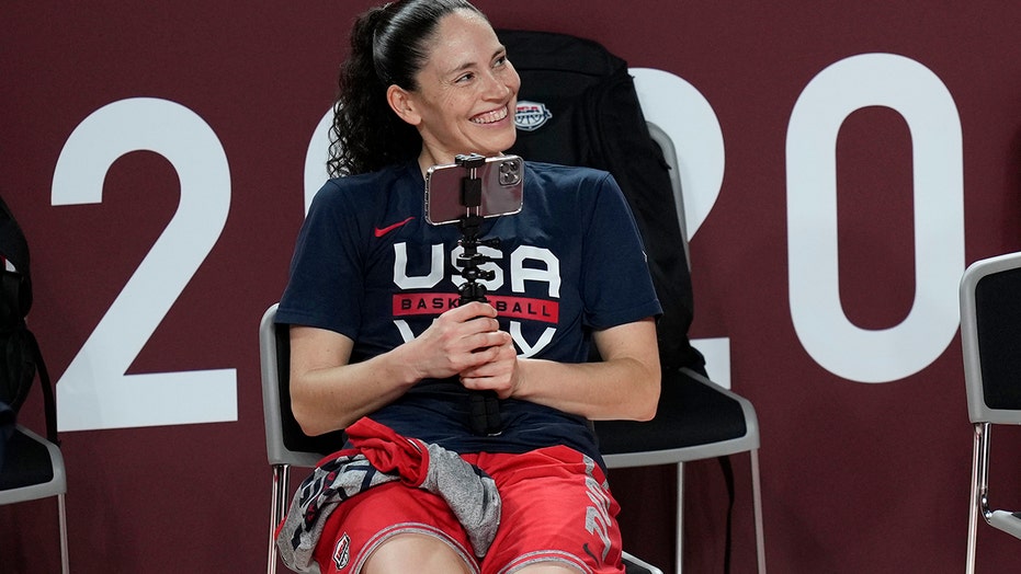 スーバード, WNBAの同僚がオリンピックで国歌のために法廷にとどまる: 「私は決して偽善者のようには感じません」