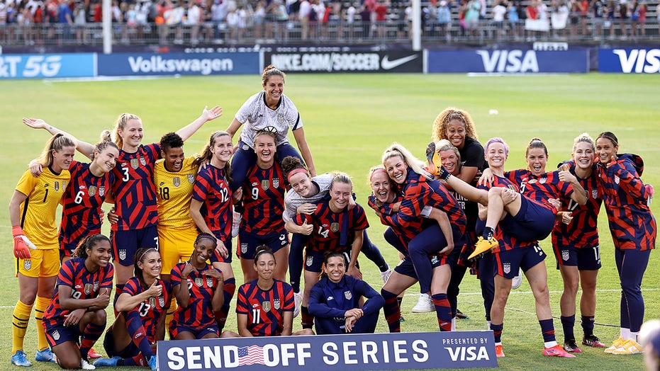 Us Soccer Denies Women S Team Disrespected Wwii Veteran Before Send Off Match Fox News Us Soccer Denies Women S Team Disrespected Wwii Veteran Before Send Off Match Fox News