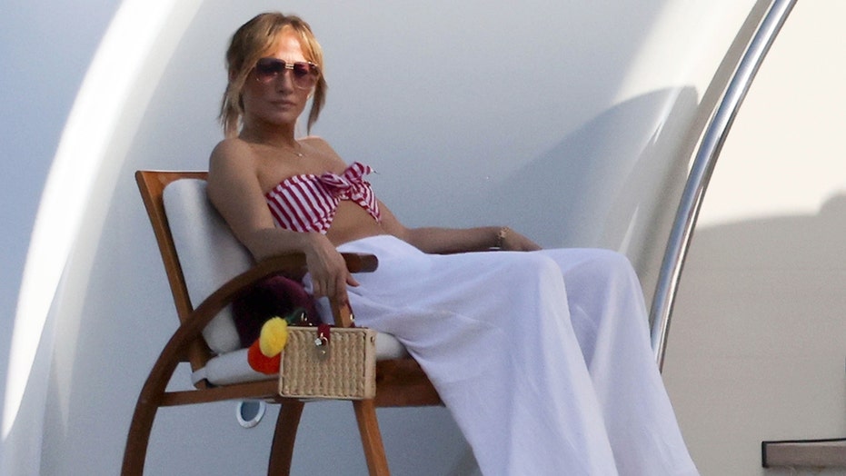 Jennifer Lopez si rilassa in bikini a righe su un super yacht da 130  milioni di dollari in Italia | i898