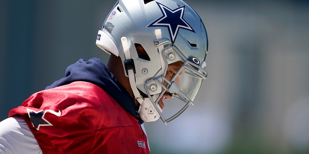 Cowboys' Micah Parsons wears Von Miller t-shirt during warmups