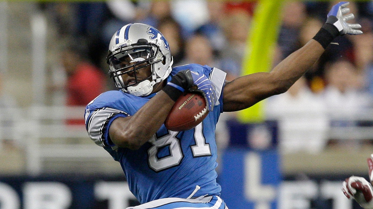 Calvin Johnson makes catch during a Lions game