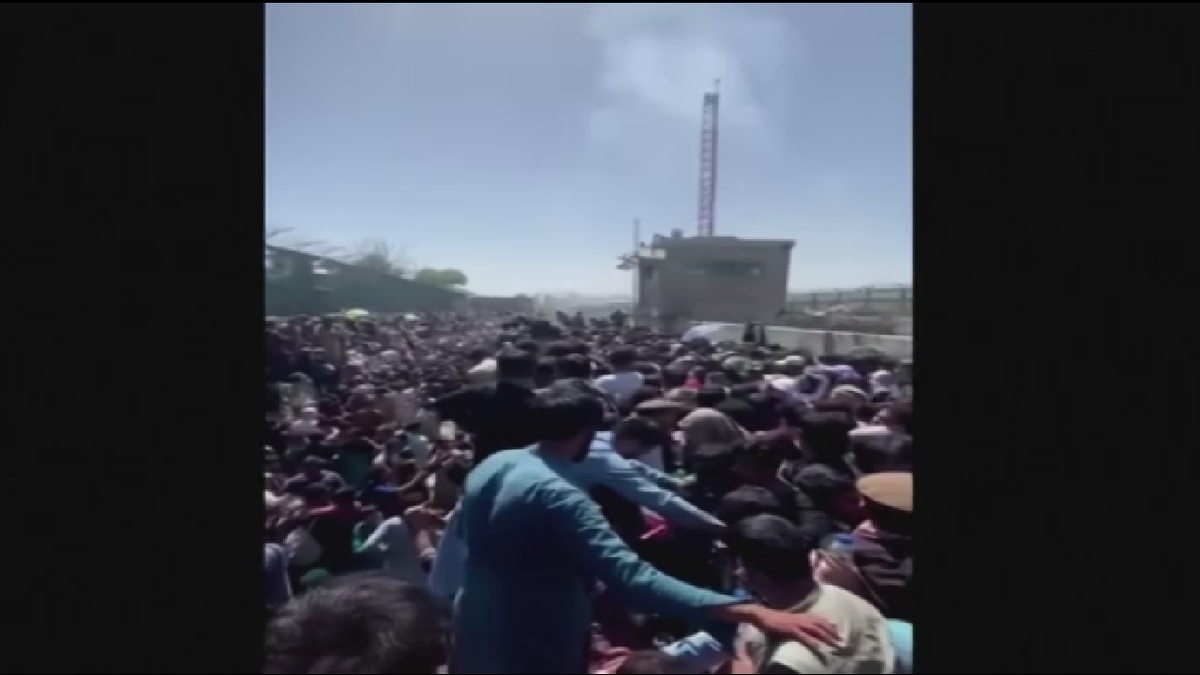 Kabul airport crowd