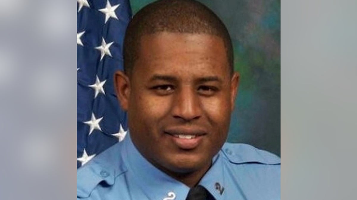 New Orleans police Det. Everett Briscoe was killed during a robbery while visiting Houston, authorities said.