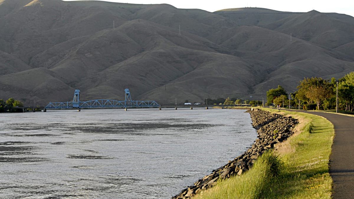 Washington's U.S. Bicycle Route 81 travels through Snake River Canyon, a region that lies between the city of Clarkston (in Washington) and southern Idaho.
