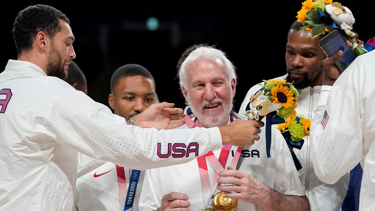 W sobotę, sierpień 2021 r. W amerykańskich koszykówkach w latach 2021 letnich igrzysk olimpijskich w Tokio, posiadali trenera Grega Popovicha złotego medalu podczas medalu koszykówki mężczyzn.