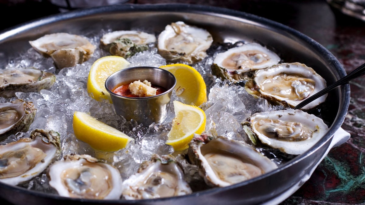 Chilled oysters with lemon