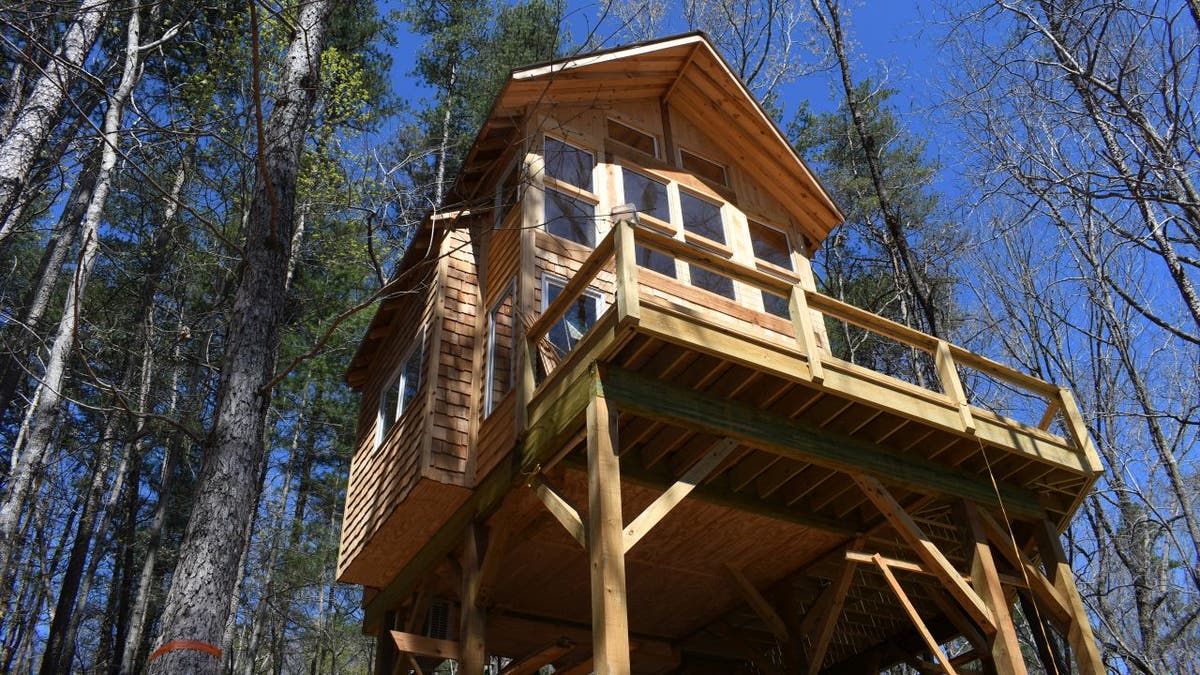 At Stay Dahlonega Treehouse Daybreak, you’ll be greeted each morning with soul-restoring mountain panoramas.