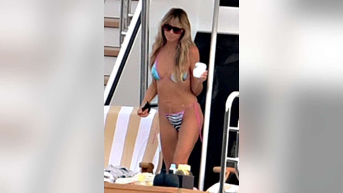 Heidi Klum flaunts bikini bod on Italian vacation.