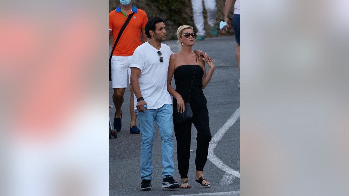 Sandra Lee and Ben Youcef take a walk while vacationing in France.