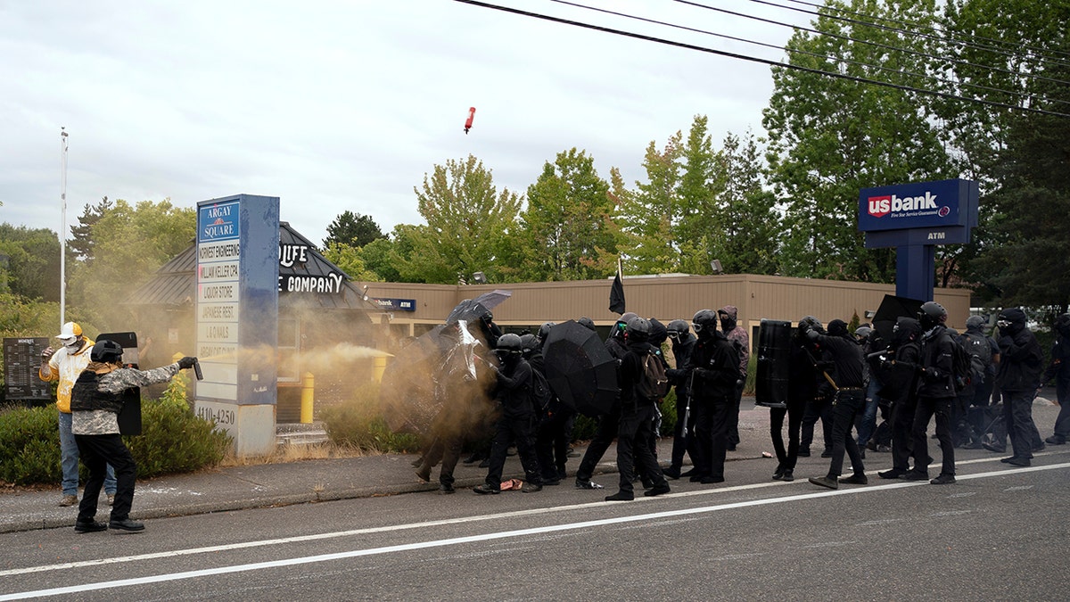 Members of the far-right Proud Boys clash with counter-protesters during rival rallies in Portland, Oregon, U.S., August 22, 2021.  REUTERS/David Ryder