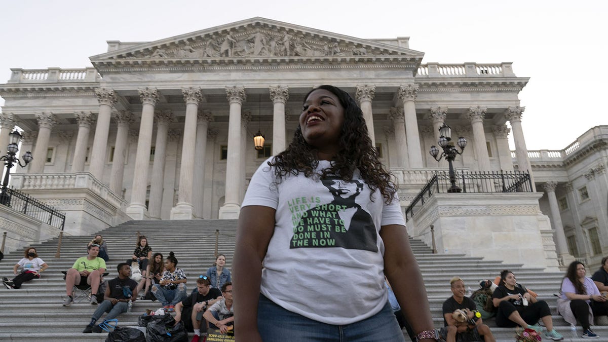 Cori Bush protests lapse of eviction moratorium at the Capitol