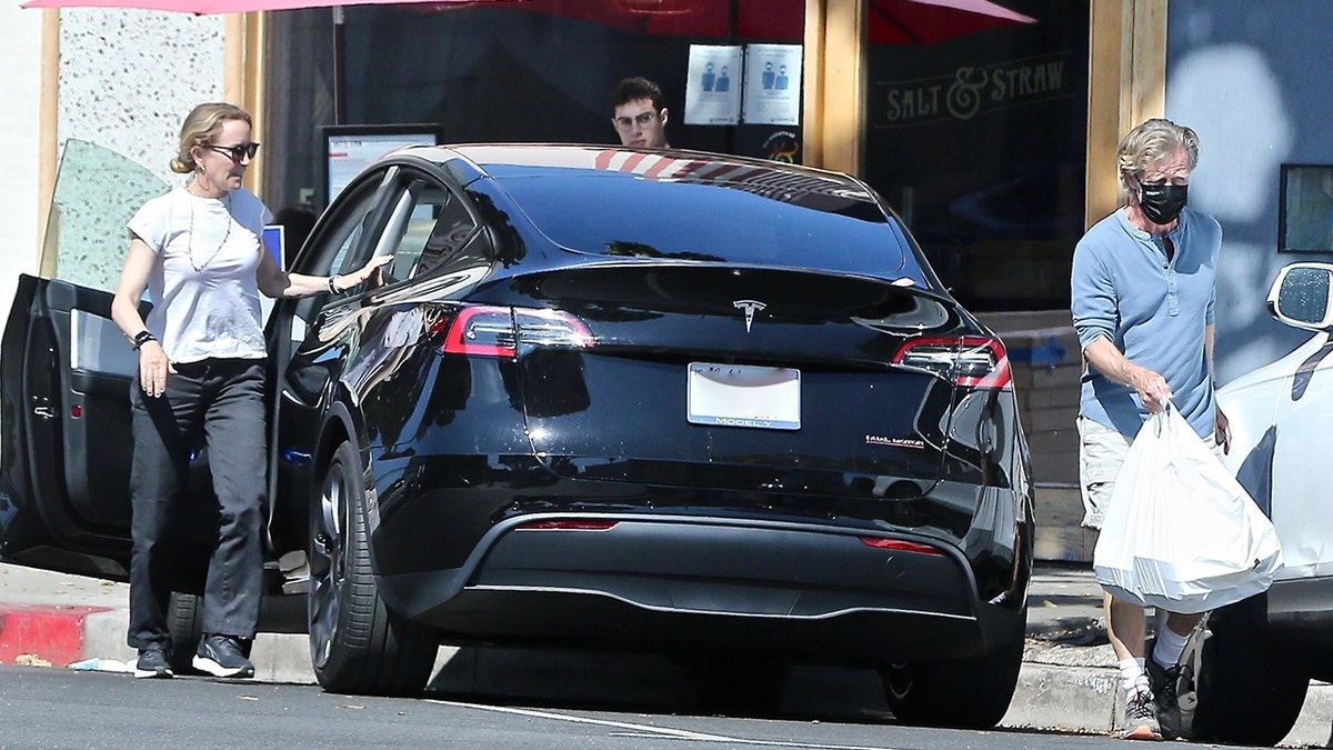 Felicity Huffman and William H. Macy pick up food near their home in Los Angeles.