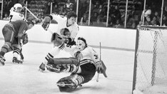 Blackhawks Hall of Fame goaltender Tony Esposito dies at 78