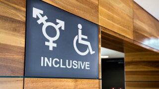El padre de una niña de tercer curso de « Massachusetts », a la que, según se afirma, un alumno trans irrumpió en el baño, pide que se tomen medidas