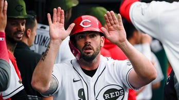Moustakas has big return, Reds easily handle Pirates 10-0