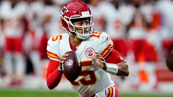 Henne, Buechele throw TD passes, Chiefs beat Cardinals 17-10