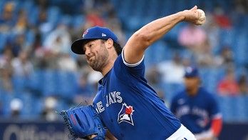 Ray fans 14, Kirk gets winning hit, Jays beat White Sox 3-1