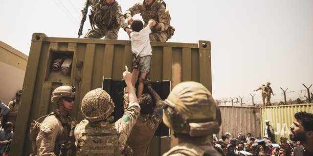 Evacuation at Hamid Karzai International Airport by SSgt Victor Mancilla (Department of Defense)