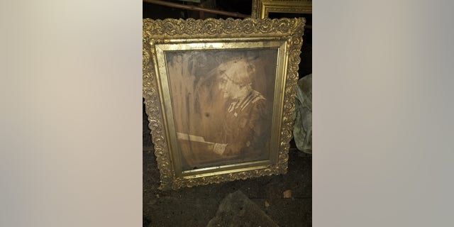 The attic is full of old<strong>-</strong>fashioned photography equipment, along with negatives and outtakes from photoshoots, including more pictures taken of Susan B. アンソニー.