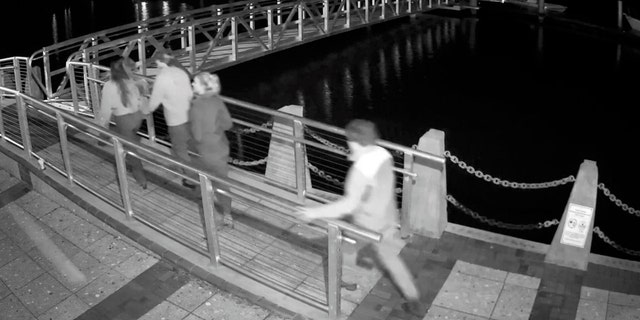 Surveillance video shows Paul Murdaugh (destra) walking to his father’s boat in downtown Beaufort shortly before he allegedly crashed a boat near Parris Island. S.C. Department of Natural Resources/Provided 