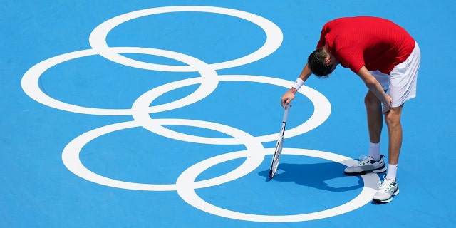 US Open champ Daniil Medvedev says he needs hernia surgery Daniil Medvedev, of the Russian Olympic Committee, pauses during a third round men's tennis match against Fabio Fognini, of Italy, at the 2020 Summer Olympics, Wednesday, July 28, 2021, in Tokyo, Japan. (AP Photo/Patrick Semansky)
