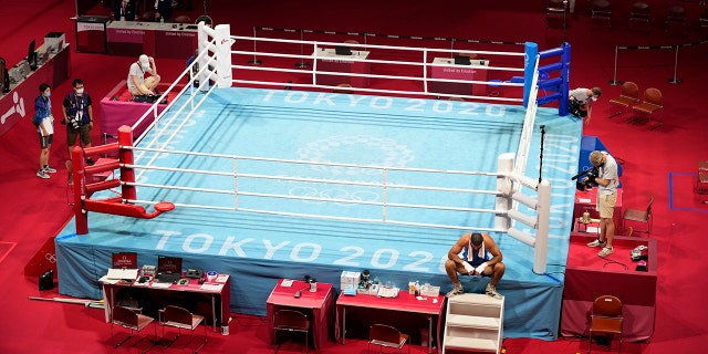 El francés Eliad Murad se niega a abandonar el ring después de perder en el combate de boxeo superpluma masculino de 91 kg ante el británico Fraser Clark en los Juegos Olímpicos de Verano de 2020 el domingo 1 de agosto de 2021 en Tokio, Tokio.  (Foto AP / Frank Franklin II)