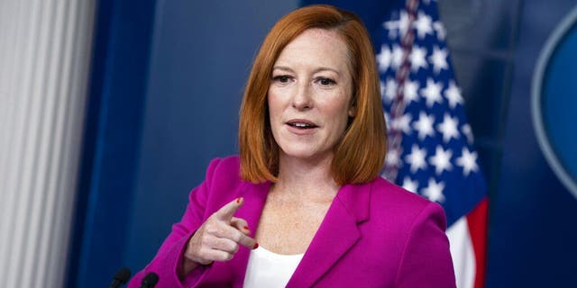 L'attachée de presse de la Maison Blanche, Jen Psaki, prend la parole lors d'une conférence de presse à la Maison Blanche, le mercredi 4 août 2021, à Washington.  (Photo AP / Evan Vucci)