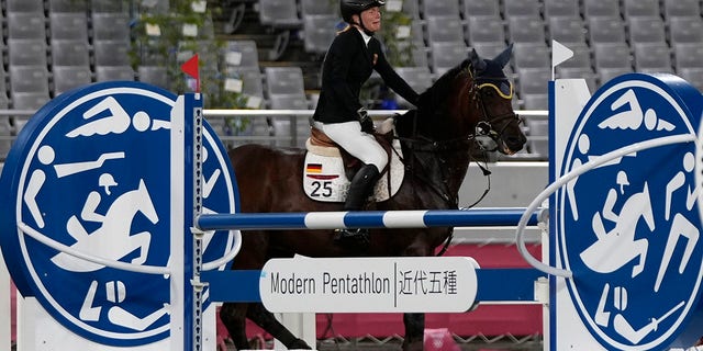 Annika Schleu d'Allemagne pleure car elle ne pouvait pas contrôler son cheval pour participer à la partie équestre du pentathlon moderne féminin aux Jeux olympiques d'été de 2020, le vendredi 6 août 2021, à Tokyo, au Japon. 