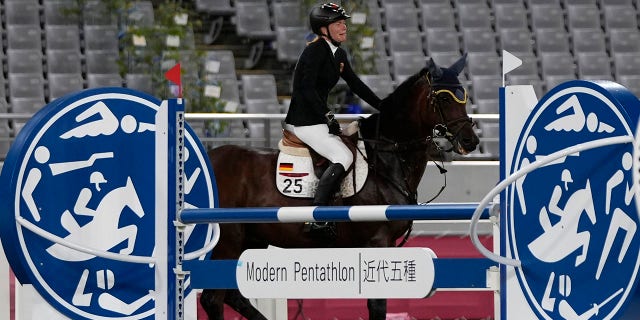 Annika Schleu d'Allemagne pleure car elle ne pouvait pas contrôler son cheval pour participer à la partie équestre du pentathlon moderne féminin aux Jeux olympiques d'été de 2020, le vendredi 6 août 2021, à Tokyo, au Japon. 