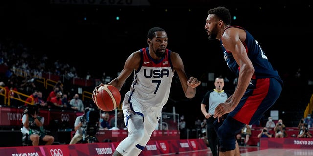 American Kevin Durant (7) walks around Rudy Gobert (27) of France in the men's basketball gold medal match at the 2020 Summer Olympics on Saturday, August 7, 2021, in Saitama, Japan .  (Associated press)