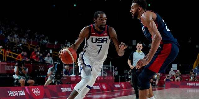 American Kevin Durant (7) walks around Rudy Gobert (27) of France in the men's basketball gold medal match at the 2020 Summer Olympics on Saturday, August 7, 2021, in Saitama, Japan .  (Associated press)